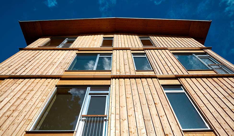 Træfacade på bæredygtige boliger på Lisbjerg Bakke, der illustrerer brandsikkerhed, præaccepterede løsninger og brug af træ i dansk byggeri.