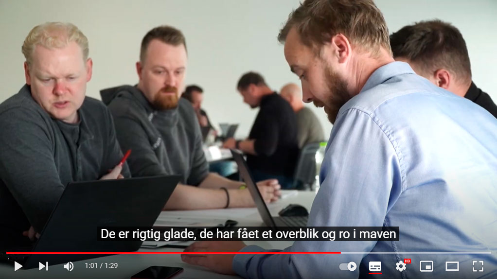 Studerende sidder og snakker sammen omkring et bord. 