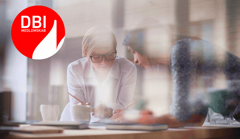 Slideshow med billeder af bl.a. en mand der sidder bag en computerskærm.