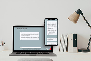 Fire Assistant vist på laptop og mobil, der illustrerer DBI’s AI-værktøj til vejledning om brandsikkerhed, bygningsreglement og tekniske krav.