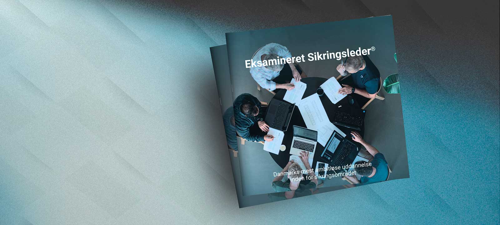 Kursusdeltagere samarbejder omkring et bord på brochuren for Eksamineret Sikringsleder®.