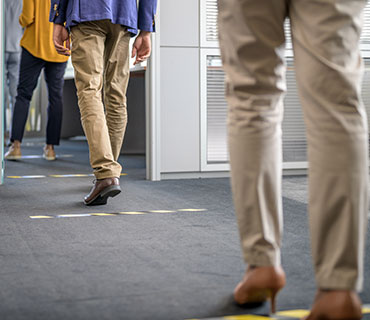 Nogle mærker i gulvet viser hvor folk skal stå.