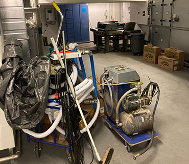 Nogen harb brugt et teknikerrum som depotrum.