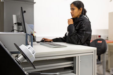 Her ses en detektor klar til test i laboratoriets røgtunnel.