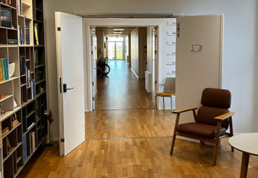 En lænestol holder en branddør åben. 