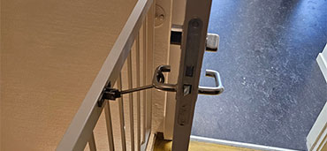 En krog holder en branddør åben.