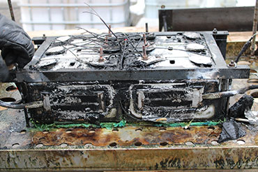 Brand- og varmeskadet batteripakke efter test af thermal runaway.”