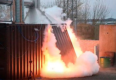 Kontrolleret batteribrand i MOBAT-container under test af brandforløb og slukning.