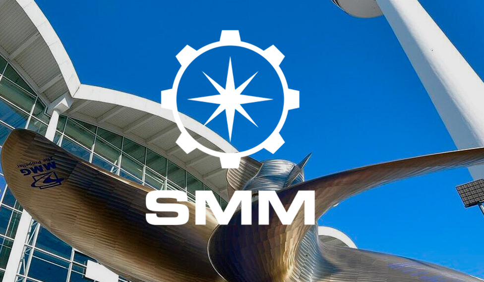 SMM-logo foran messebygning i Hamburg med stor skibspropel.