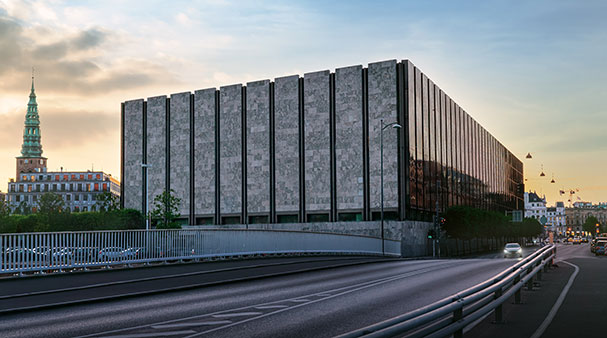 Danmarks Nationalbank i København set fra gaden ved solnedgang.