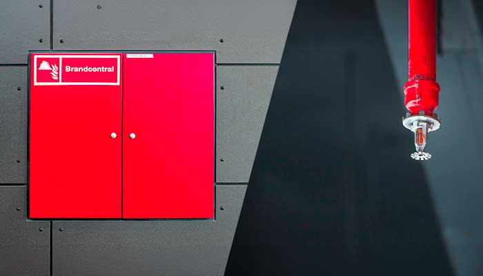Brandskab og sprinklerinstallation i en bygning