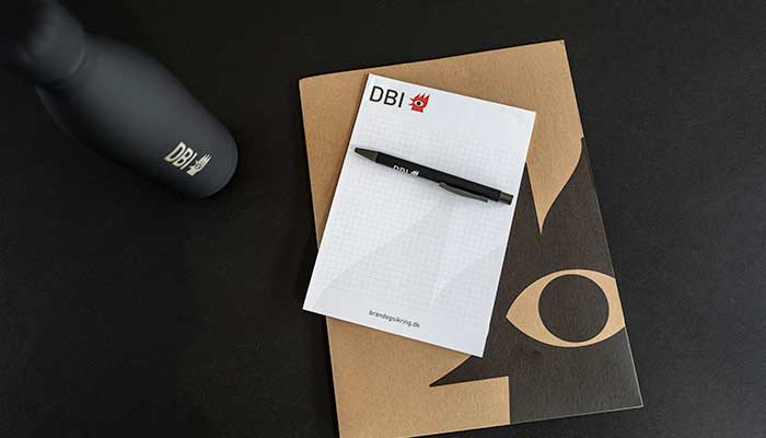 DBI- skriveredskaber på bord klar til at tage noter