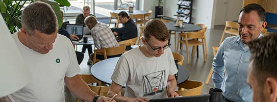 Kursister arbejder med undervisningsmaterialer.
