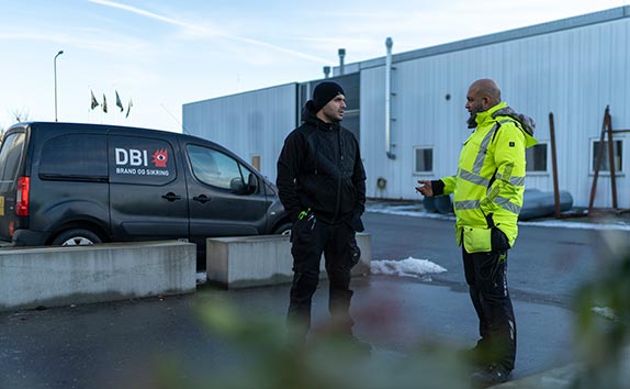 To AMU-kursister taler sammen uden for DBI’s kursuslokaler.