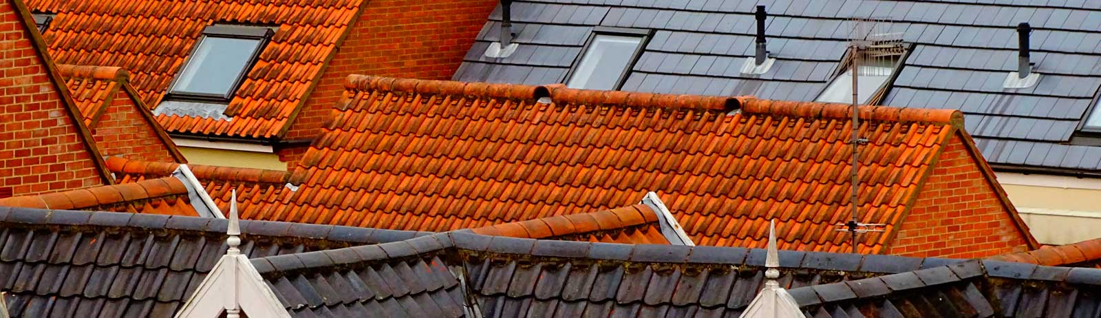 Tage på eksisterende bygninger, der illustrerer DBI Brandtjek, BR18-krav og årlig kontrol af passiv brandsikring.