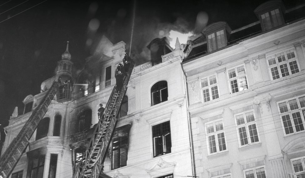 Brandvæsenet begyndte straks at redde folk fra vinduerne mod gaden med drejestige.