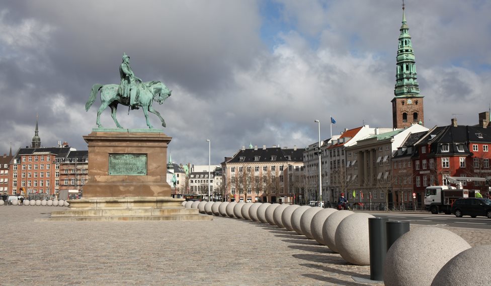 Granitkugler foran Christiansborg, som virker som terrorsikring.