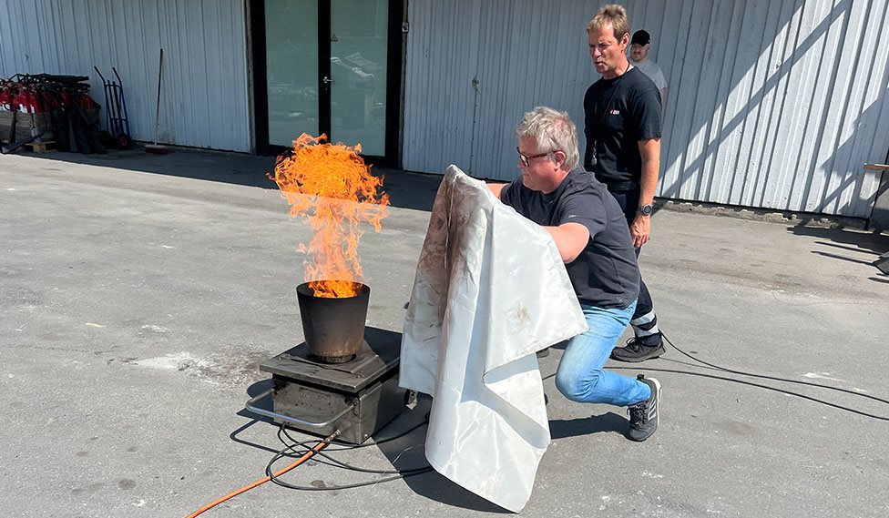 Elementær brandbekæmpelse er en del af DBI’s brandvagtkursus.