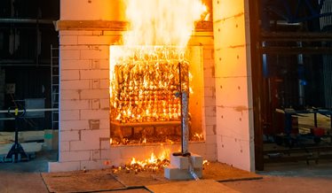 Facadebrandtest med flammer, flammerne står ud af det 