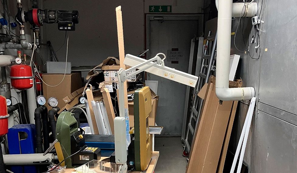Et ventilationsrum i en bygning bliver brugt som depotrum.