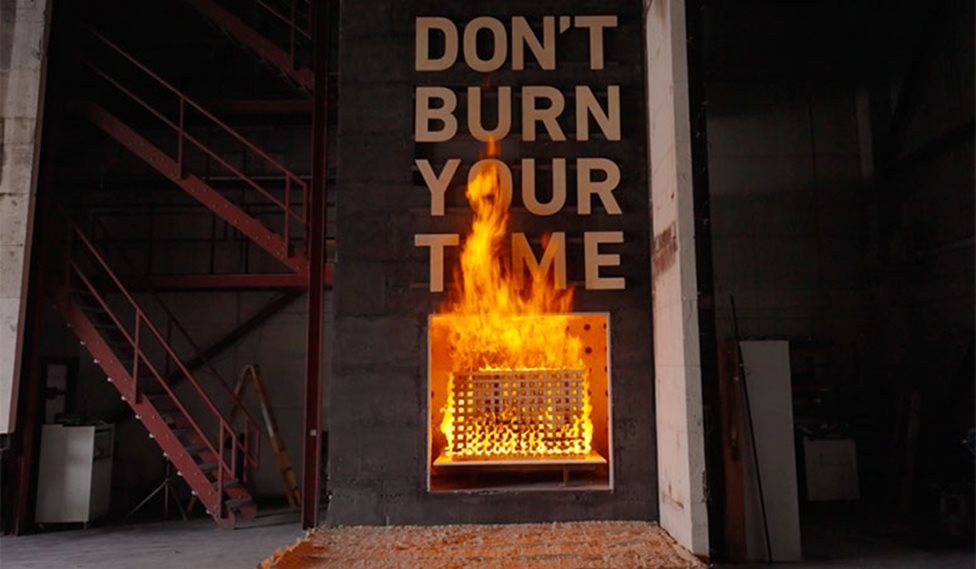 En facade med teksten Don’t burn your time bliver brændt