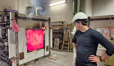 Trelagsvindue bliver brandtestet