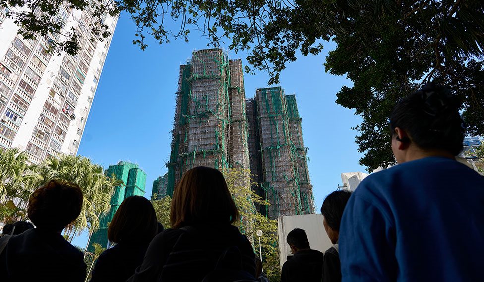 Syv ud af otte bygninger brændte i højhuskomplekset i Hong Kong den 26. november 2025.