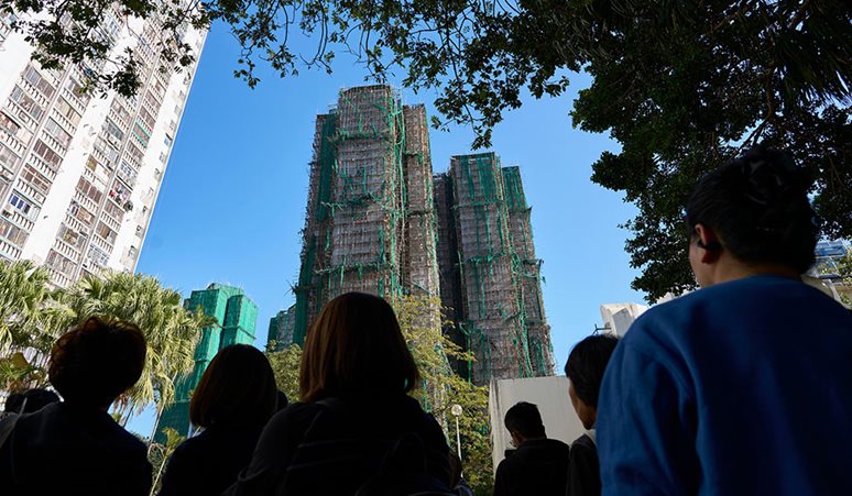 Syv ud af otte bygninger brændte i højhuskomplekset i Hong Kong den 26. november 2025.