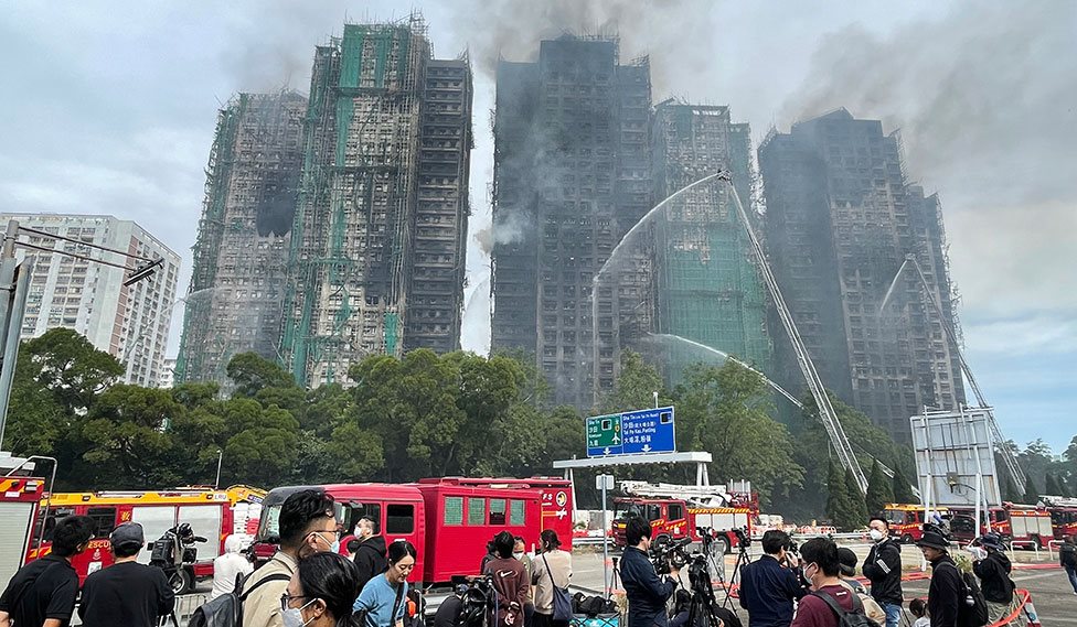 Syv ud af otte bygninger brændte i højhuskomplekset i Hong Kong den 26. november 2025.