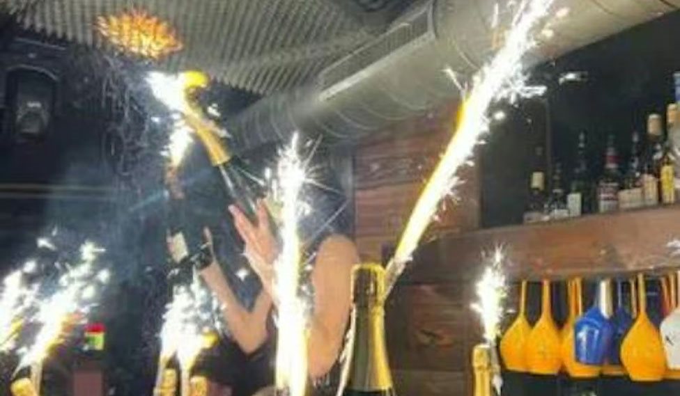 En fontæne på en flaske antænder loftet i en bar.