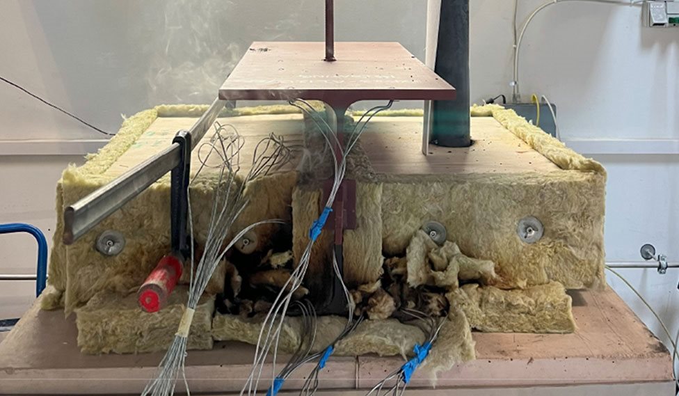 Småskala-brandtests af hybride stål træ etagedæk.