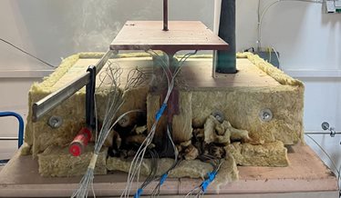 Småskala-brandtests af hybride stål træ etagedæk.