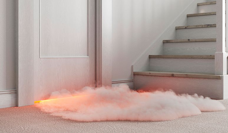 Der kommer røg ud under en dør.