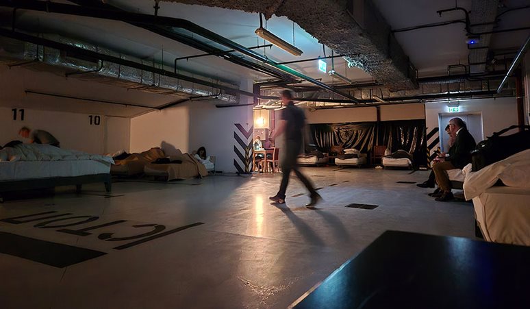 Et beskyttelsesrum i en hotelkælder i Ukraine, med flere personer indlogeret.