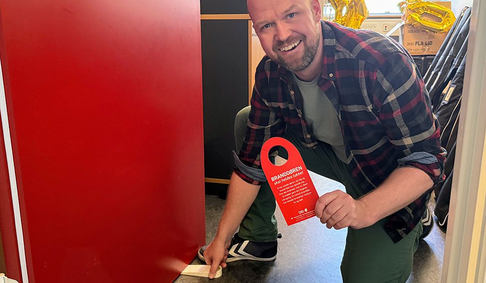 En person viser en dørhænger