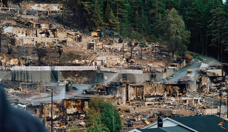 Brandskader i Krokstadelva i Norge, hvor over 100 huse brændte, med fokus på voldsom brandspredning, tæt træhusbebyggelse og beredskabsindsats.