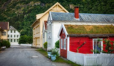 Historiske træhuse i Lærdalsøyri i Norge, der illustrerer brandrisiko, kulturarvsbeskyttelse og brandsikkerhed i tætte træhusmiljøer.