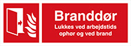 Rødt branddørsskilt med besked om, at døren skal lukkes ved arbejdstids ophør og ved brand.