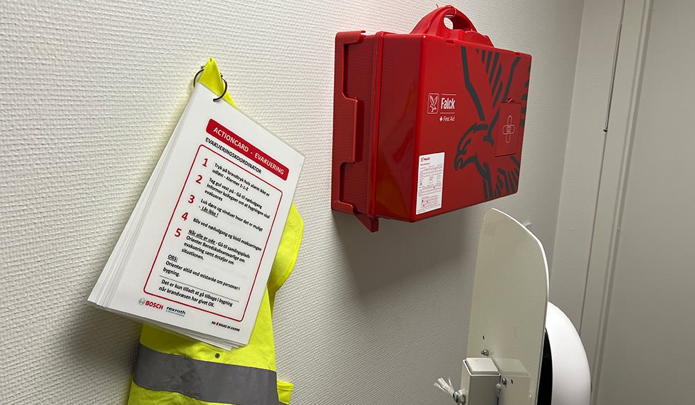 Synlig evakueringsinstruks og beredskabsudstyr understreger vigtigheden af at øve beredskabsplanen.