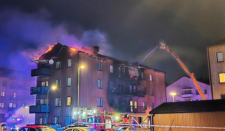 Brandvæsenet bekæmper en facadebrand i et træbeklædt etagebyggeri i Upplands-Bro i Sverige.