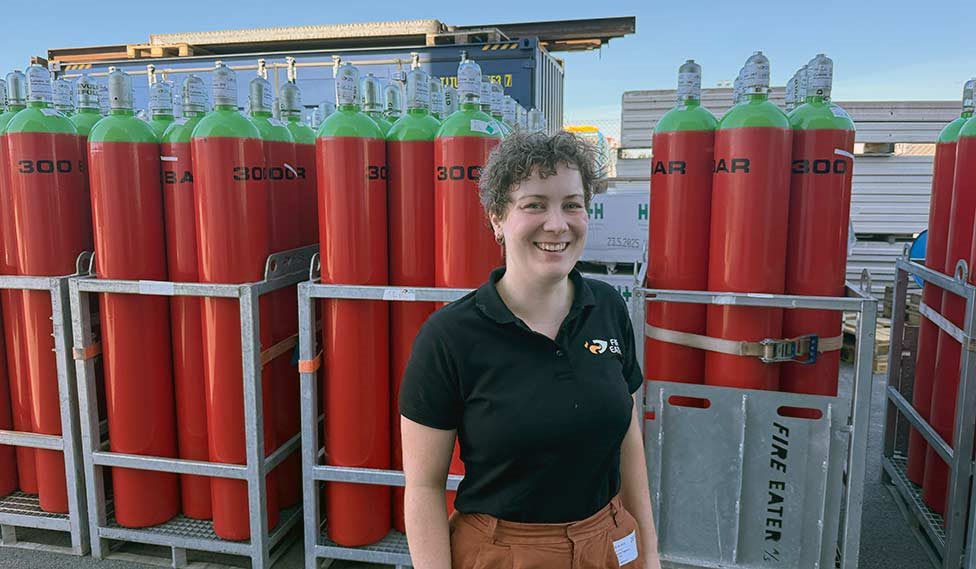 Natacha Skovlund Thygesen fra Fire Eater foran rækker af trykflasker med brandslukningsgas.