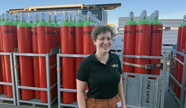 Natacha Skovlund Thygesen fra Fire Eater foran rækker af trykflasker med brandslukningsgas.